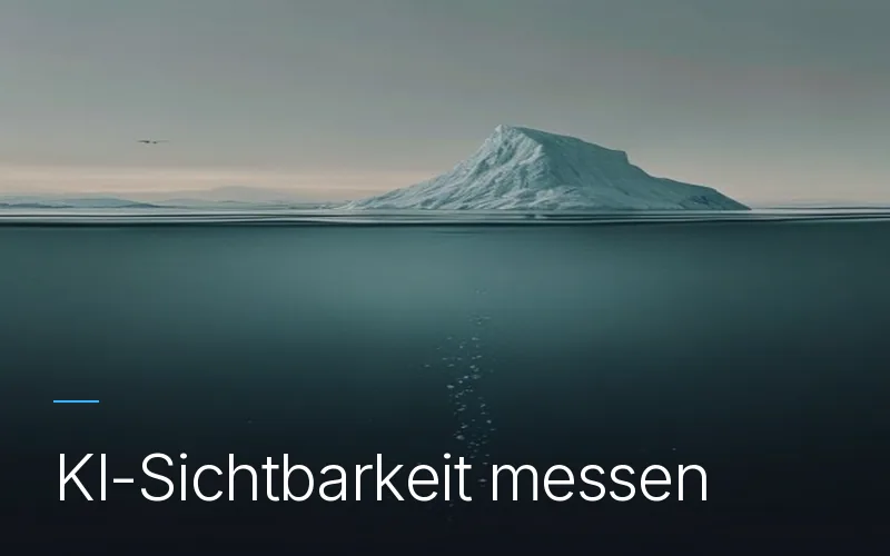 Ein Eisberg im Morgenlicht, dessen kleinere Spitze über und dessen größerer Teil unter der Wasseroberfläche liegt – Sinnbild dafür, dass sich nur ein Teil der KI-Sichtbarkeit messen lässt.