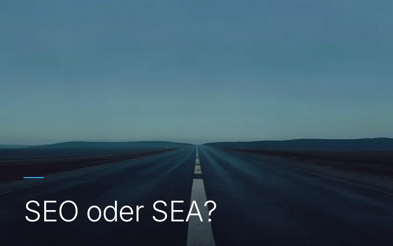 Eine Waage, auf der eine Mietschlüssel und ein Hausschlüssel gegeneinander abgewogen werden – Sinnbild für SEA als Miete und SEO als Vermögenswert.